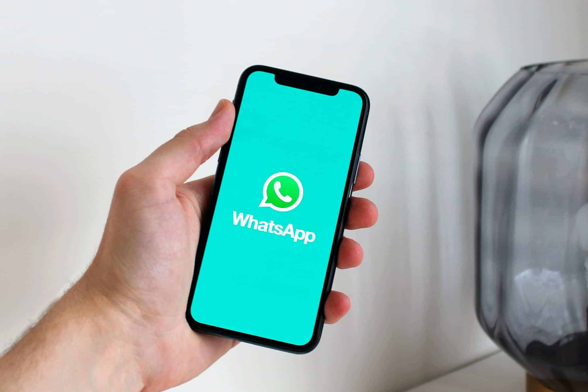 WhatsApp Broadcast vs WhatsApp Group