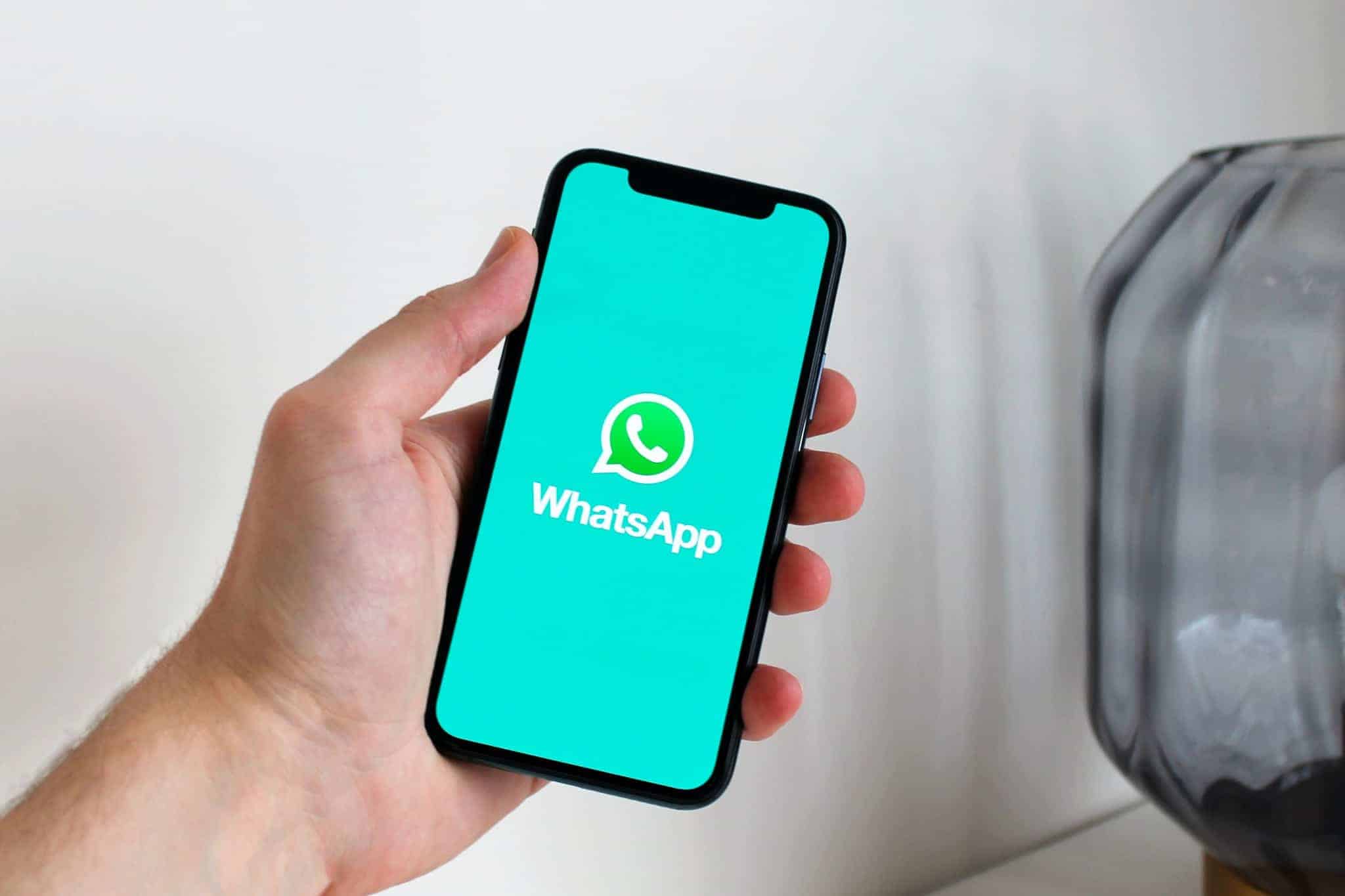 WhatsApp Broadcast vs WhatsApp Group